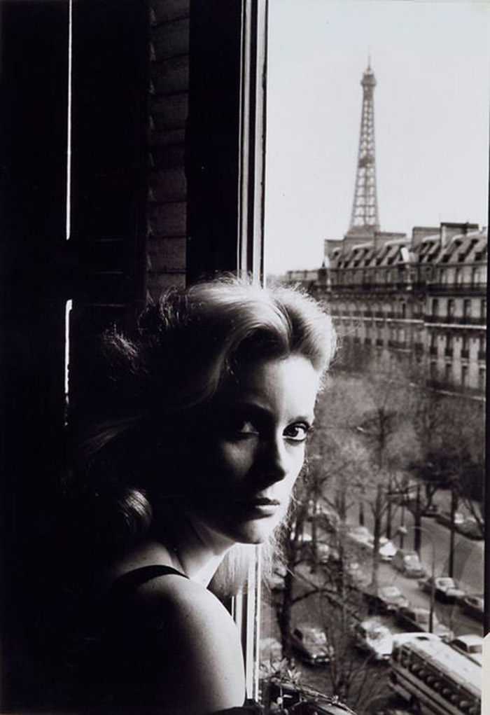 Catherine Deneuve pose devant la Tour Eiffel - Paris - France