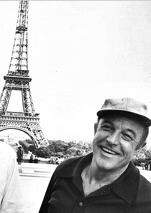 Gene Kelly devant la Tour Eiffel - Paris - France
