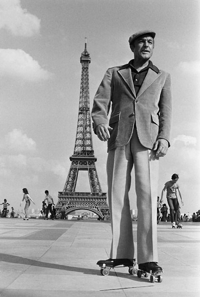 Gene Kelly fait du roller-skate devant la Tour Eiffel - Paris - France