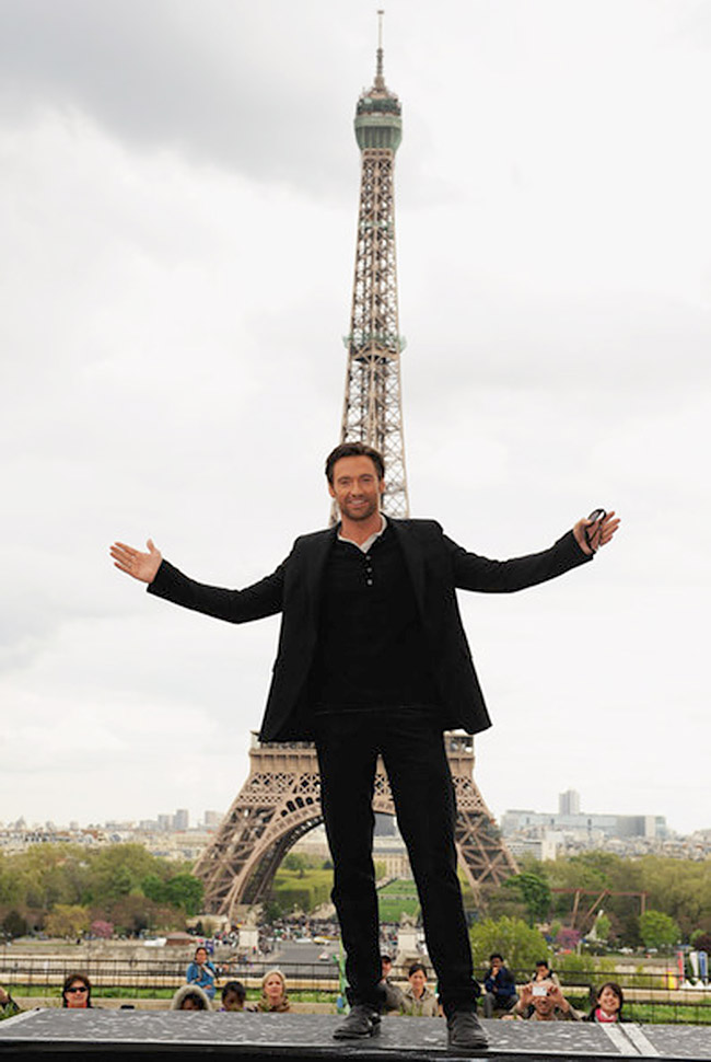 Hugh Jackman devant la Tour Eiffel - Paris - France