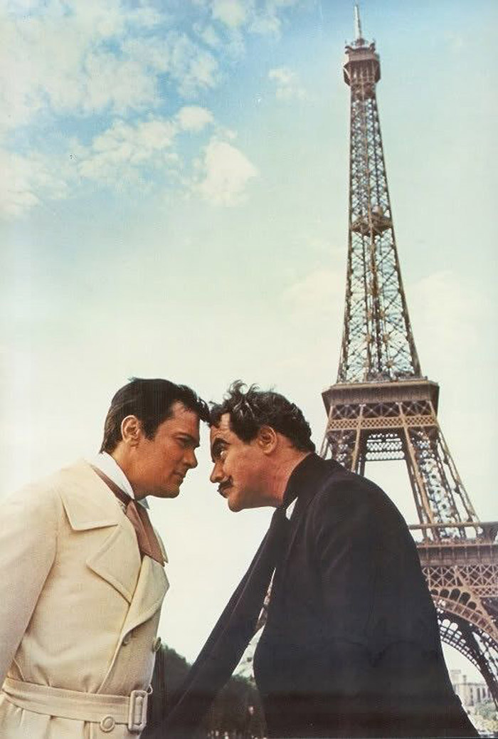 Jack Lemmon et Tony Curtis devant la Tour Eiffel