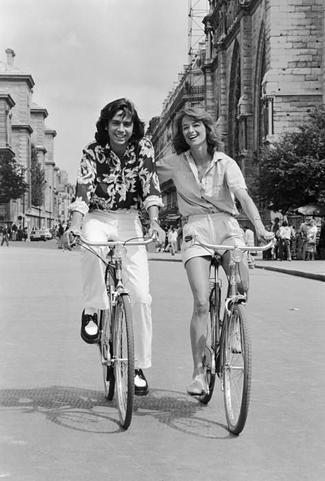 Jean-Michel Jarre et Charlotte Rampling en vélo à Paris - 1980 - Jean-Michel Jarre and Charlotte Rampling by bike in Paris - 1980
