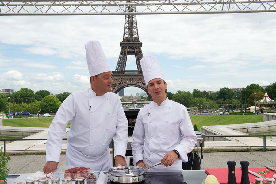 Jean Reno et Michael Youn devant la Tour Eiffel pour le film "Comme un Chef" - Paris - France