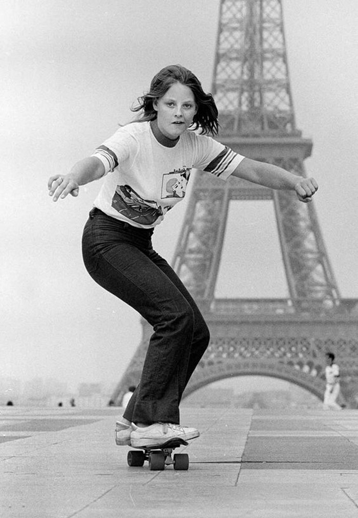 La jeune Jodie Foster sur un skate-board devant la Tour Eiffel - Paris - France - The young Jodie Foster on a skateboard in front of the Eiffel Tower - Paris - France