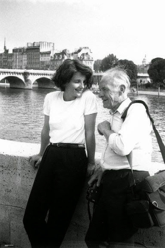Juliette Binoche avec Robert Doisneau devant le Pont-Neuf à Paris en 1991