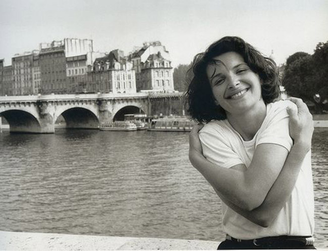 Juliette Binoche devant le Pont-Neuf à Paris en 1991