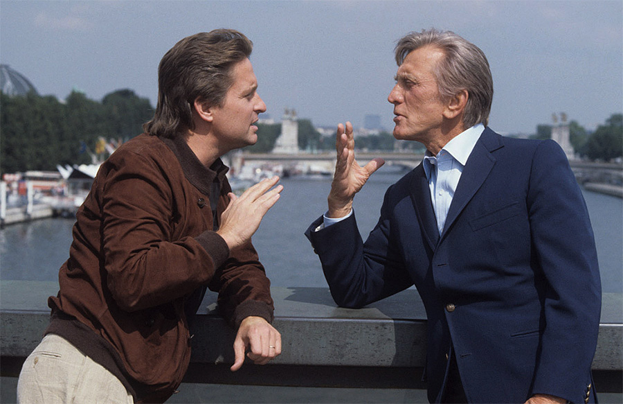Kirk et son fils Michael Douglas à Paris sur un pont devant la Seine en 1984