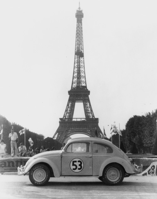 La Coccinelle à Monte-Carlo devant la Tour Eiffel - 1977 - Paris France