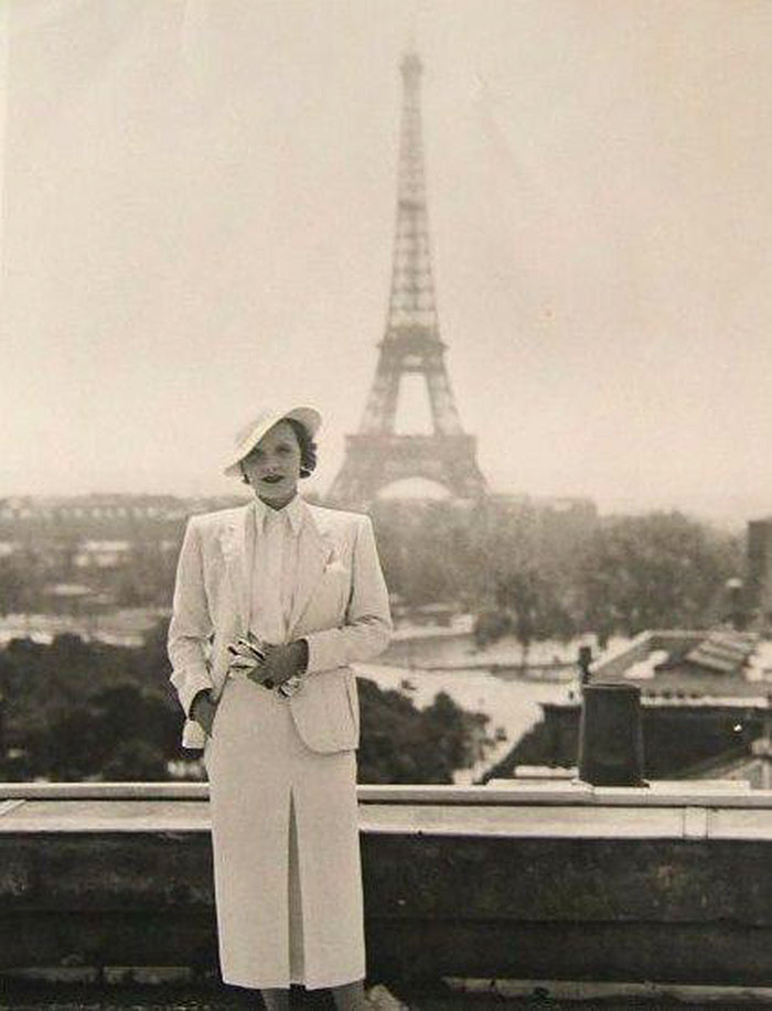 Marlene Dietrich devant la Tour Eiffel - Paris France - Marlene Dietrich in front of the Eiffel Tower - Paris Franc