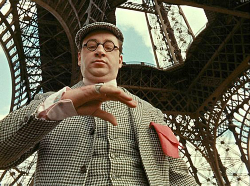 Philippe Noiret en bas de la Tour Eiffel dans le film "Zazie dans le métro" - 1960 - Philippe Noiret at the bottom of the Eiffel Tower in the film "Zazie dans le métro" - 1960