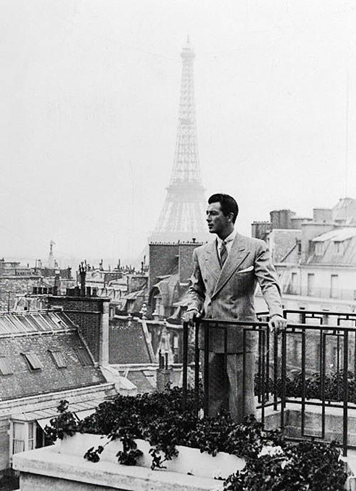 Robert Taylor sur les toit de Paris avec la Tour Eiffel dans l'horizon - Paris - France - 1937 - Robert Taylor on the roof of Paris with the Eiffel Tower on the horizon - Paris - France - 1937