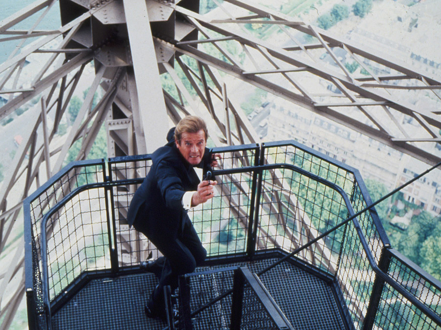 Roger Moore en haut de la Tour Eiffel pour le film "Permis de tuer" - 1985 - Roger Moore at the top of the Eiffel Tower for the film "License to kill" - 1985