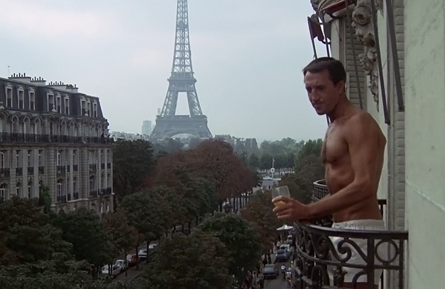 Roy Schneider devant la Tour Eiffel dans son Hôtel - Paris - France - Roy Schneider in front of the Eiffel Tower in his Hotel - Paris - France