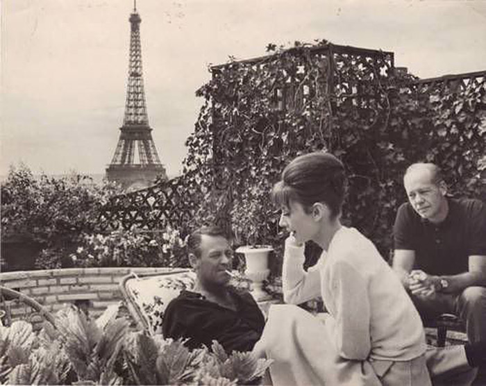 William Holden et Audrey Hepburn posent devant la Tour Eiffel - 1954 - William Holden and Audrey Hepburn pose in front of the Eiffel Tower - 1954
