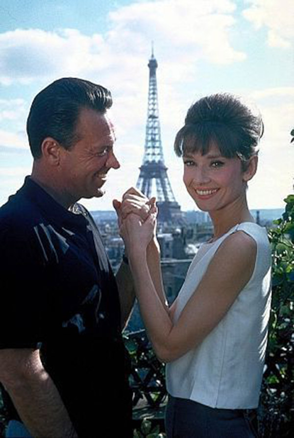 William Holden et Audrey Hepburn posent devant la Tour Eiffel - 1954 - William Holden and Audrey Hepburn pose in front of the Eiffel Tower - 1954