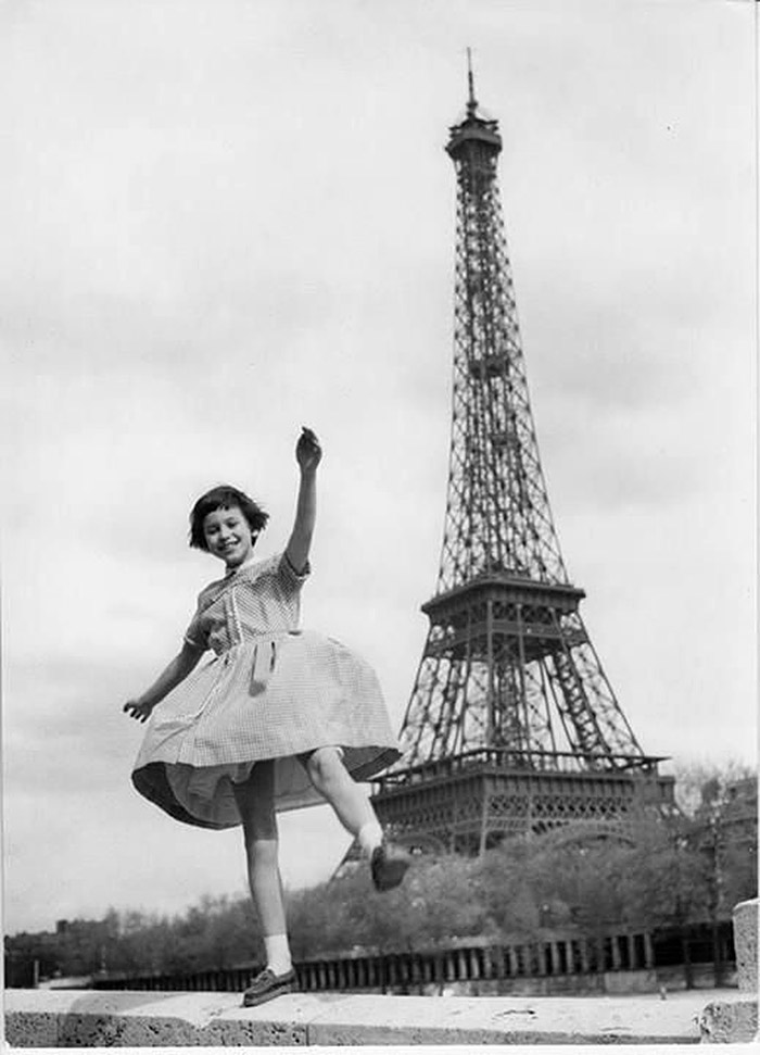 Zazie dans le métro pose devant la Tour Eiffel - 1960 -Zazie in the metro poses in front of the Eiffel Tower - 1960