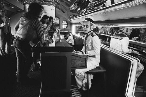 Elton John joue au piano dans un jet privé en 1976
