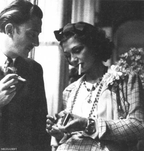 Salvador Dali le peintre et Coco Chanel ensemble en train de fumer - 1930