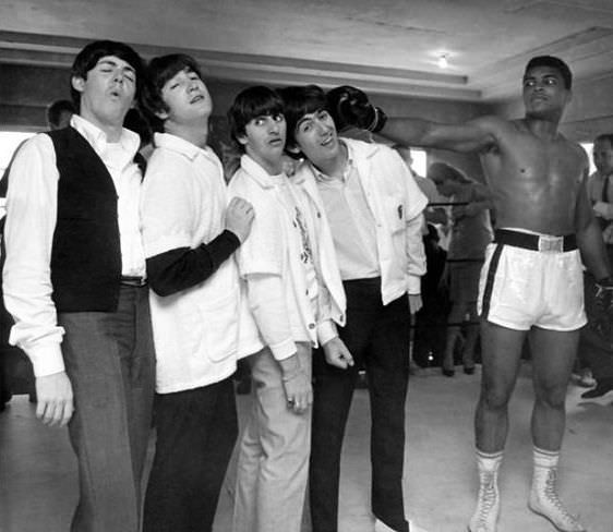 Muhammad ali, Cassius Clay donne un coup de poing au Groupe Les Beatles