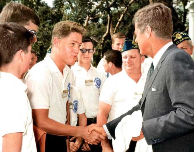 Le jeune Bill Clinton serre la main de son idole JFK