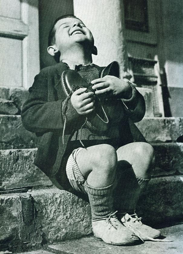 Petit autrichien heureux d'avoir une nouvelle paire de chaussure - 1946