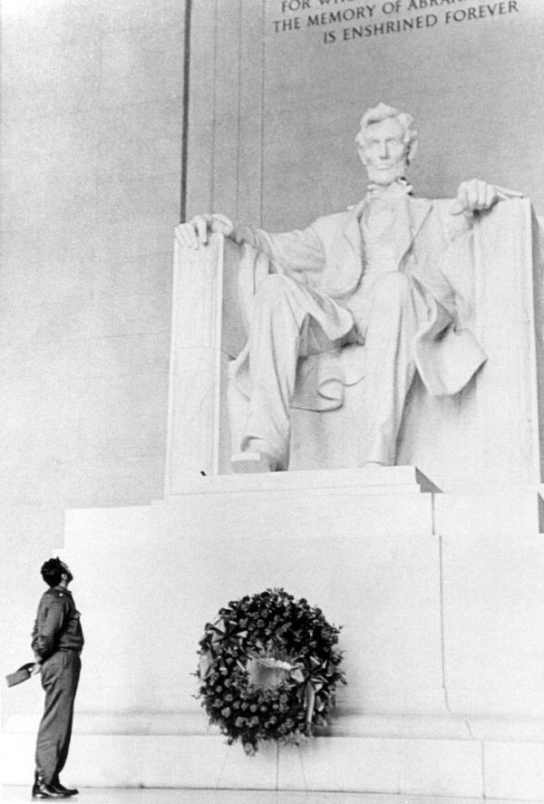 Fidel Castro devant le Lincoln Memorial - 1959