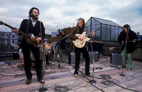 Les Beatles en concert sur les toits de Londres en 1969