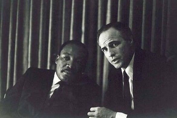 Martin Luther King Jr et Marlon Brando ensemble
