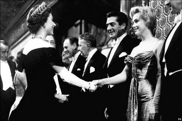 La Reine Elisabeth serre la main de Marylin Monroe en 1956