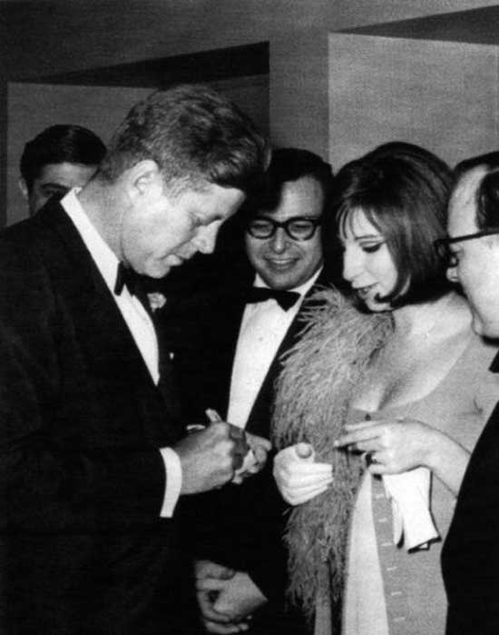 John F.Kennedy signe un autographe pour Barbra Streisand - 1963 © Photo sous Copyright