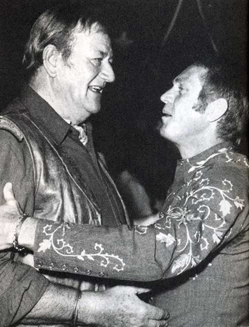 John Wayne et Steve McQueen lors d'un événement à Los Angeles - 1959 © Photo sous Copyright