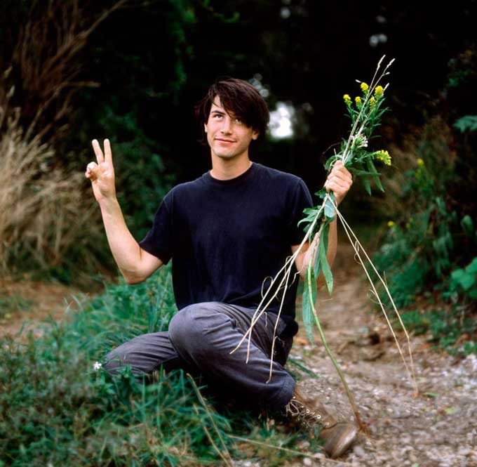 Keanu Reeves avec des fleurs "Peace and love"- 1989 © Photo sous Copyright