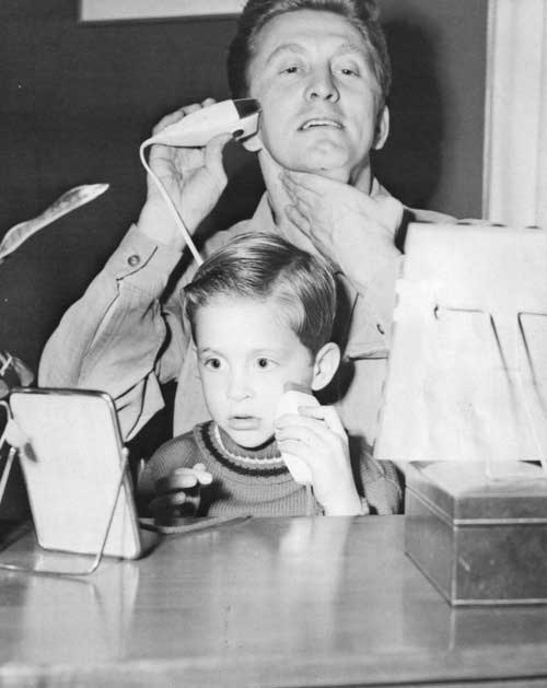 Kirk Douglas se rase avec son fils Michael Douglas © Photo sous Copyright