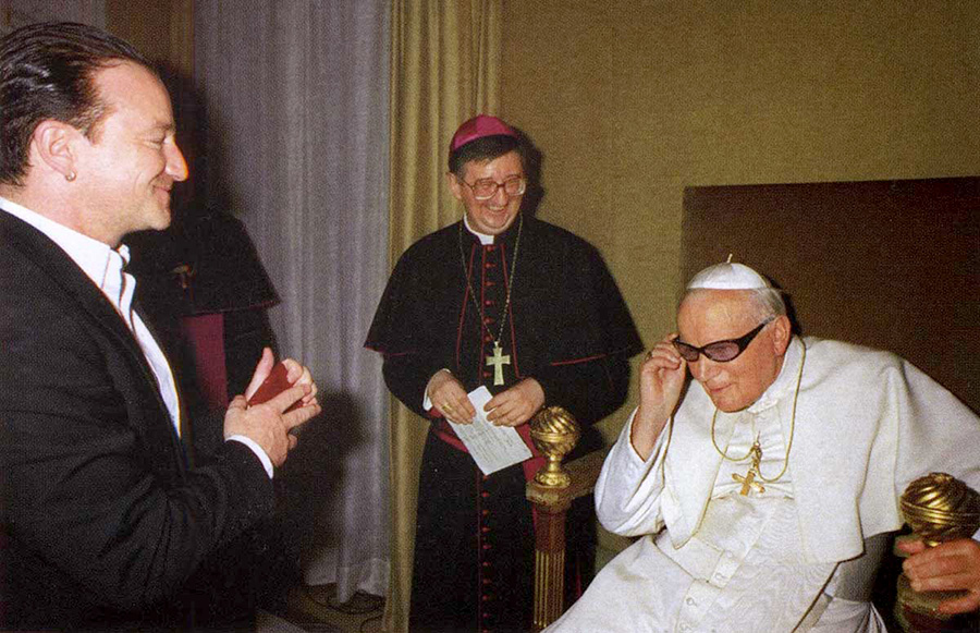 Le Pape Jean-Paul II essaye les lunettes de Bono du groupe U2 © Photo sous Copyright 
