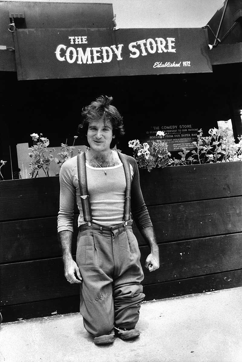 Robin-Williams-outside-of-The-Comedy-Store-1978 / Robin Williams dans la rue, faisant la comédie devant un magasin - 1978 © Photo sous Copyright
