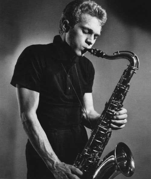 Steve McQueen joue au saxophone - 1956 © Photo sous Copyright