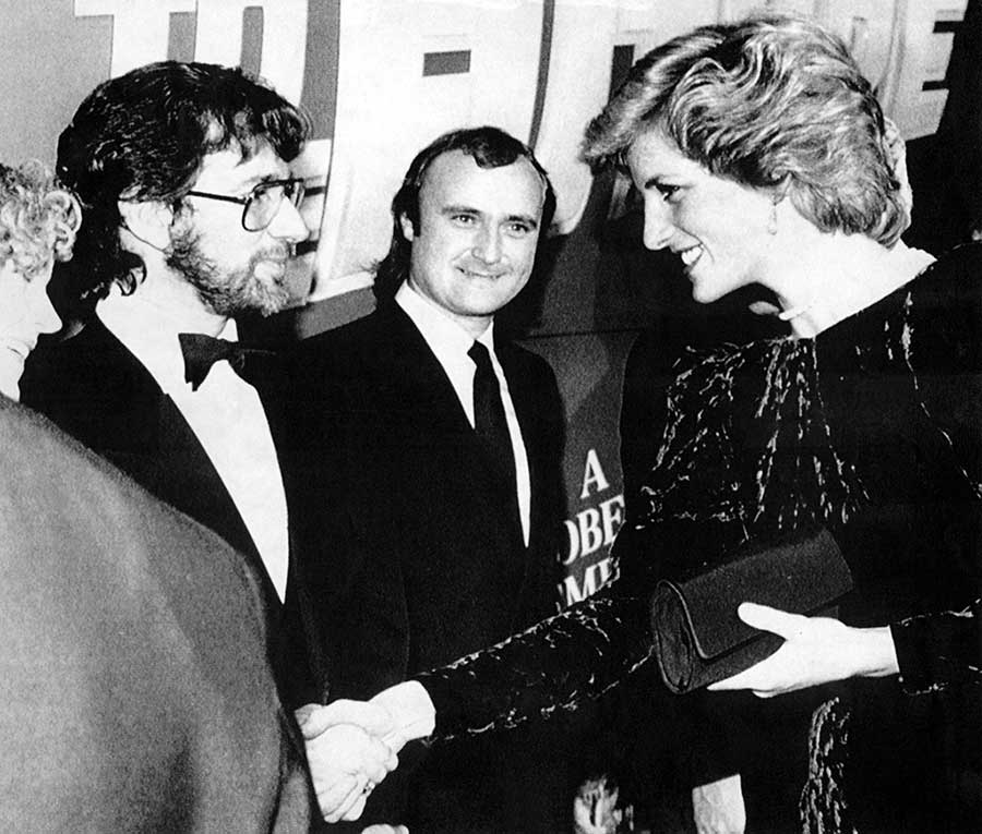 Steven-Spielberg-Phil-Collins-and-Princess-Diana-at-the-UK-premiere-of-Back-to-the-Future-1985 / Steven Spielberg avec Phil Collins devant la Princesse Diana en Angleterre, 
à la première du film "Retour vers le futur" en 1985 © Photo sous Copyright