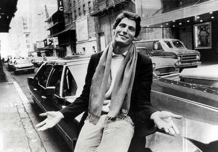 christopher-reeve-in-the-street / Christopher Reeve tout sourire dans la rue © Photo sous Copyright 