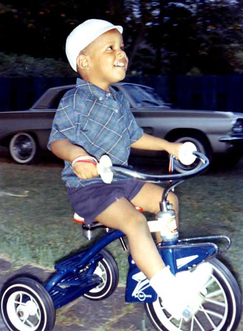 Le jeune Barack Obama fait du tricycle © Photo sous Copyright