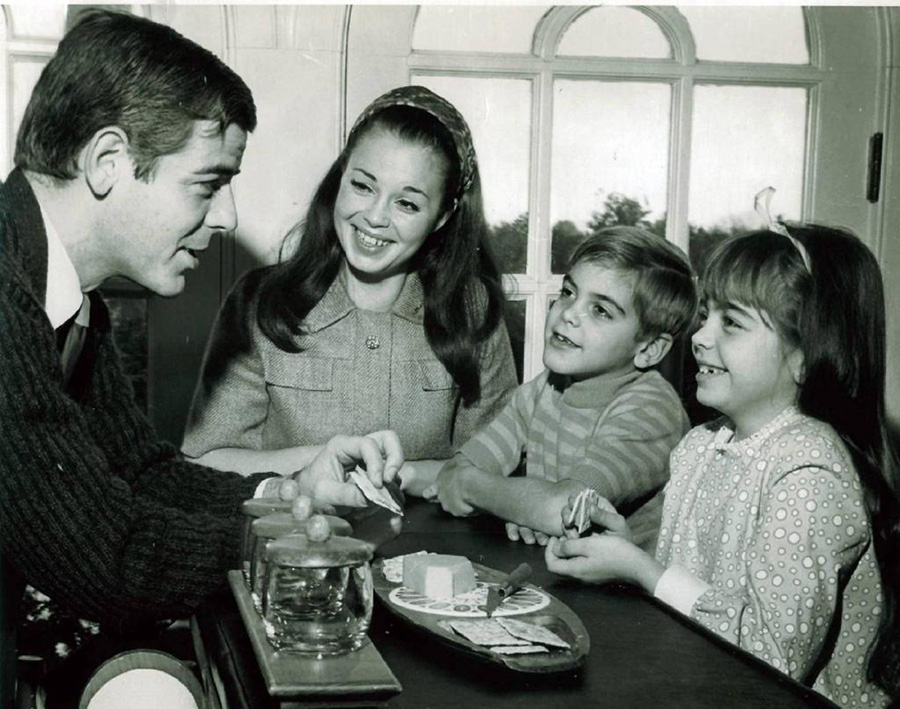 Le jeune Georges Clooney avec son père Nick, sa mère Nina et sa soeur Ada © Photo sous Copyright