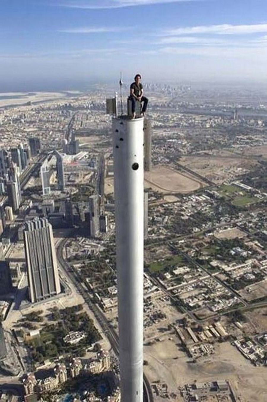 TOM-CRUISE-Behing-the-scene-en-haut-de-Burj-Khalifa-800m-2.jpg