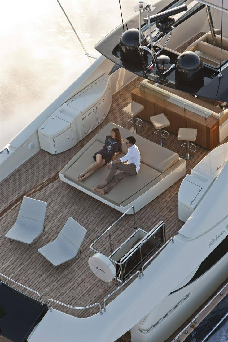 Luxury yacht cuiser mega luxe (Copyright photo : DR)