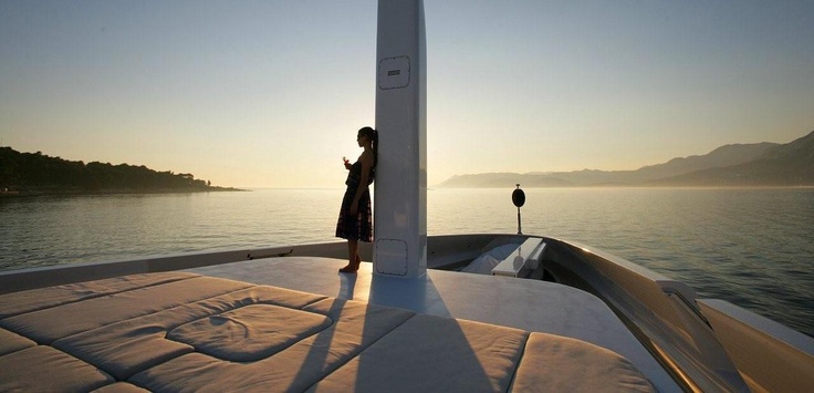 yacht et femme coucher de soleil