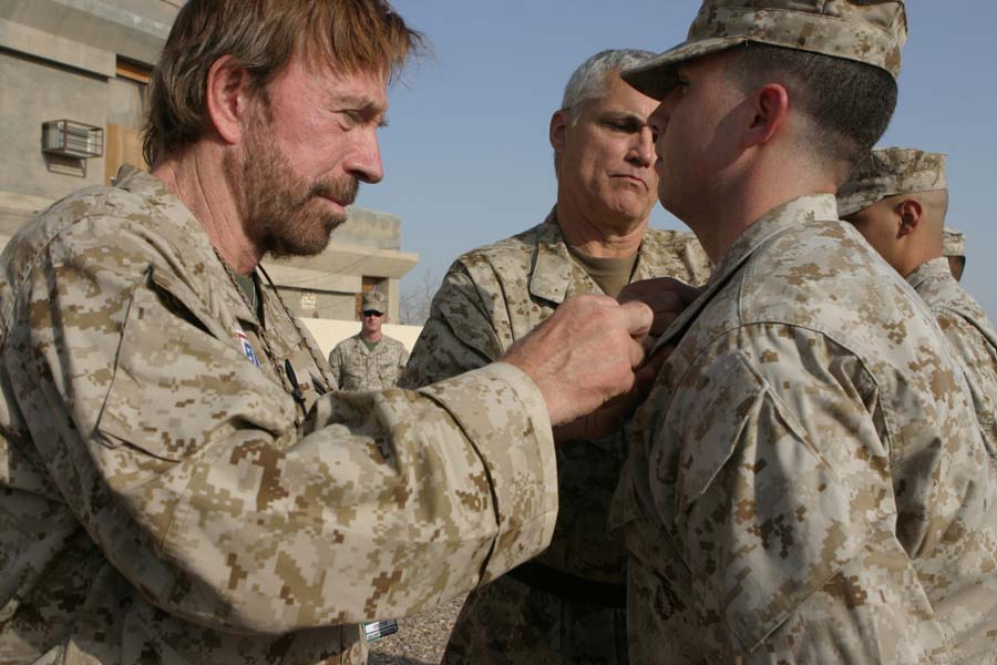 Chuck Norris en visite en Irak, récompensant les soldats américains - 2006 © Photo sous Copyright