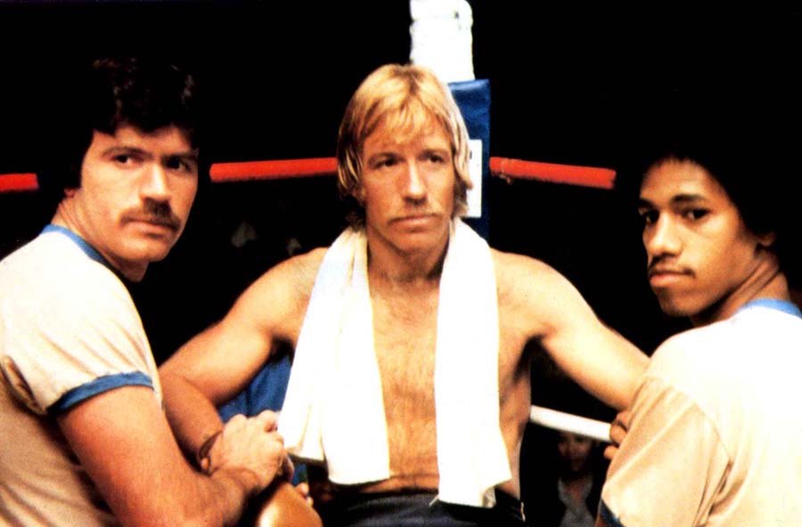 Chuck Norris sur le ring de boxe dans le film "Force one - 1979 © Photo sous CopyrightChuck Norris on the boxing ring in the movie "BForce of One