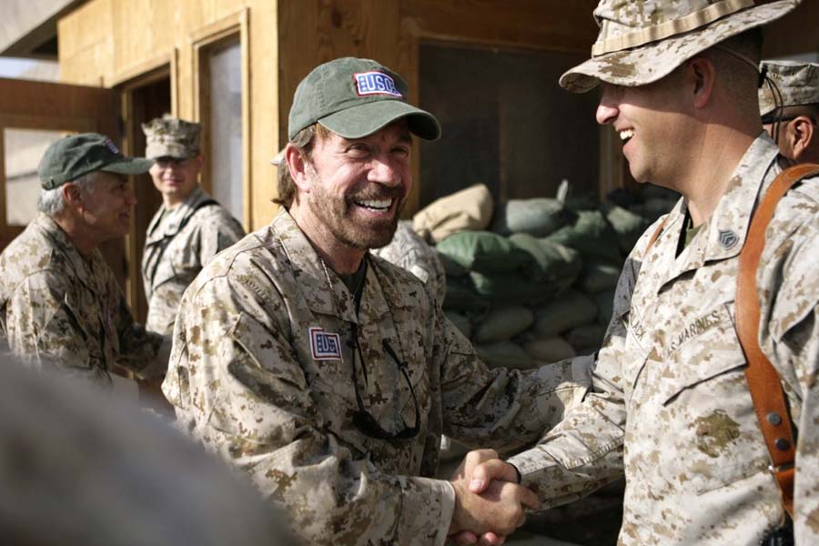 Chuck Norris en visite en Irak, récompensant les soldats américains - 2006 © Photo sous Copyright