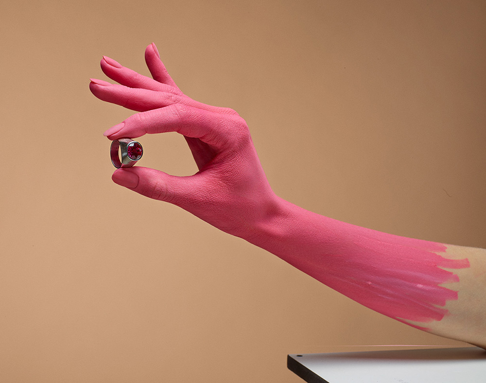 Making of - La main et le bras sont peint pour les besoins du rendu final, afin de faciliter l'intégration avec les pétales © Clemens Franke 