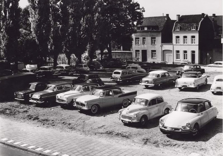 carte postale ancienne de villes et de vieilles voitures - parking heerlen nederland