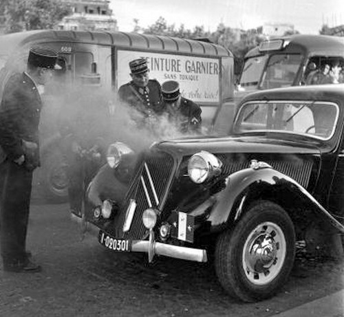 carte postale ancienne de villes et de vieilles voitures - paris policiers devant une traction en feu
