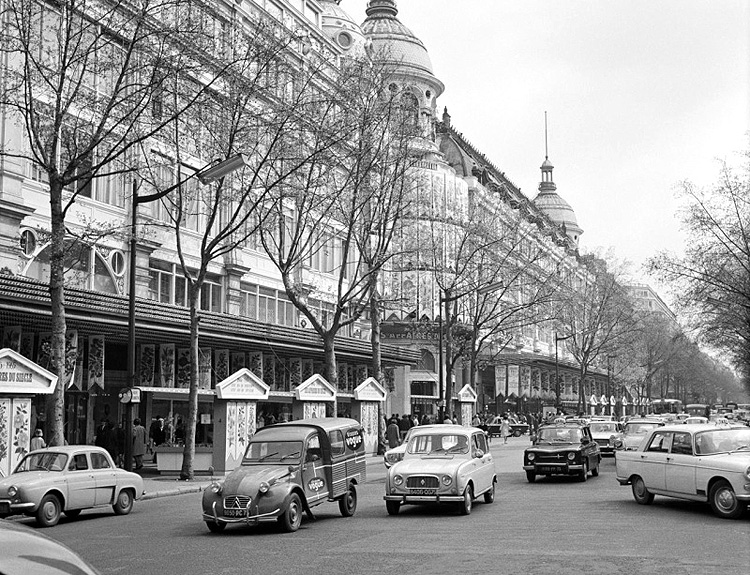 carte postale ancienne de villes et de vieilles voitures - paris boulevard haussman - 1960